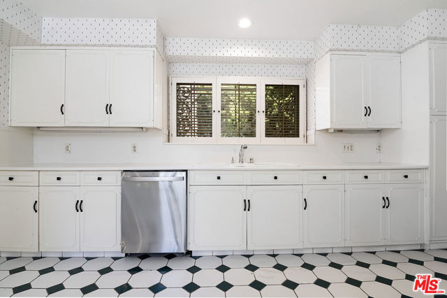 180 N Highland Avenue, Los Angeles CA: https://media.crmls.org/mediaz/adee1e4f-6c9f-48d4-9927-9456185db36d.jpg