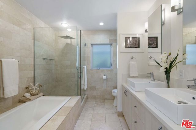 2700 Coolidge Avenue, Los Angeles CA: https://media.crmls.org/mediaz/adeecc1a-e55a-4582-8091-45d6087bb882.jpg