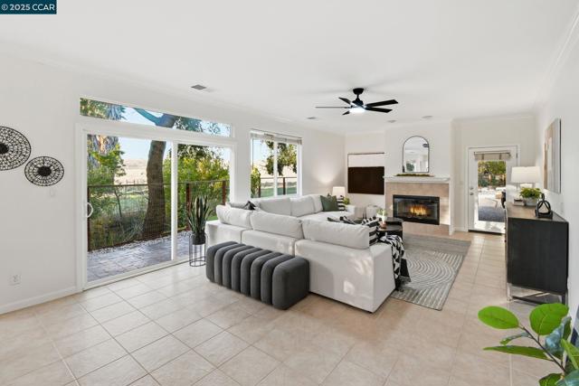 1975 Holly Creek Pl, Concord CA: https://media.crmls.org/mediaz/adef1041-3ff6-48dd-b669-daeeec18735d.jpg