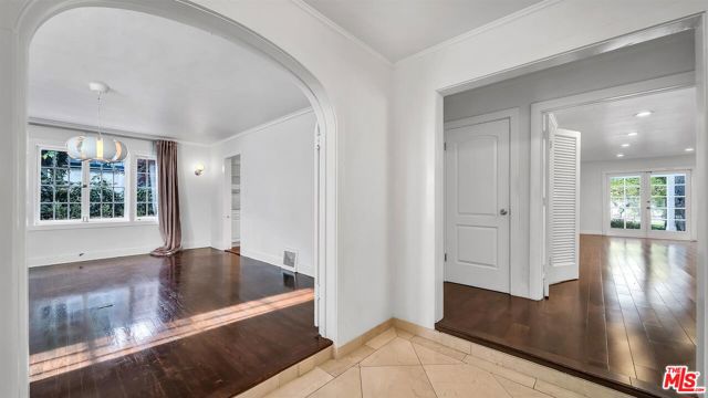 618 N Rodeo Drive, Beverly Hills CA: https://media.crmls.org/mediaz/adef8144-2bc1-44b6-b02e-7da810a52c1c.jpg