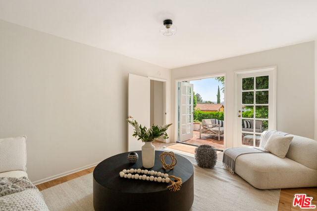 3716 Effingham Place, Los Angeles CA: https://media.crmls.org/mediaz/adeff026-2f17-41f2-9e41-1bd6d77b6870.jpg