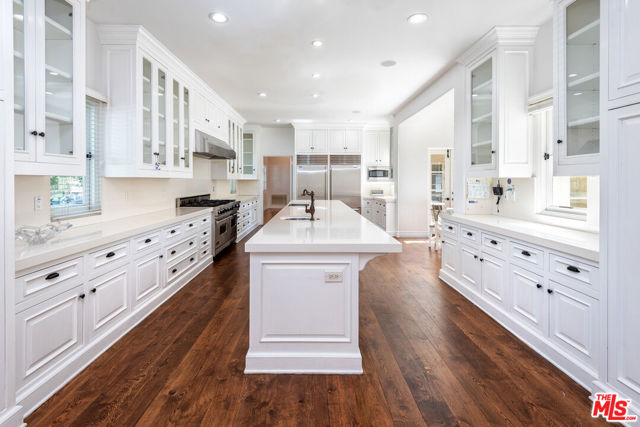 401 S Las Palmas Avenue, Los Angeles CA: https://media.crmls.org/mediaz/adf023a5-d7a5-4aee-b498-ba64db586949.jpg