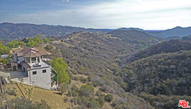 22252 W ALTA Drive, Topanga CA: https://media.crmls.org/mediaz/adf028d2-7410-425d-a56a-9945d87aa8f8.jpg