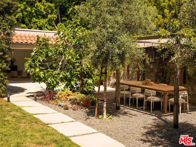 131 S Arden Boulevard, Los Angeles CA: https://media.crmls.org/mediaz/adf02a56-a73a-44aa-863a-72d608194c16.jpg