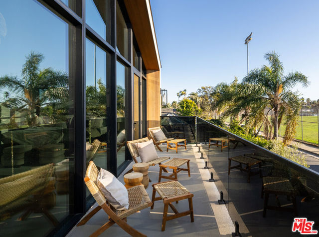 1008 Oakwood Avenue, Venice CA: https://media.crmls.org/mediaz/adf0455f-4fd4-4554-81dd-34d2f5a49f13.jpg