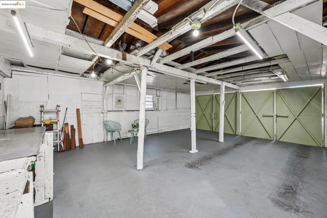 1549 5Th Ave, Oakland CA: https://media.crmls.org/mediaz/adf0867e-53ec-4b13-ad3e-478f23b2bd16.jpg
