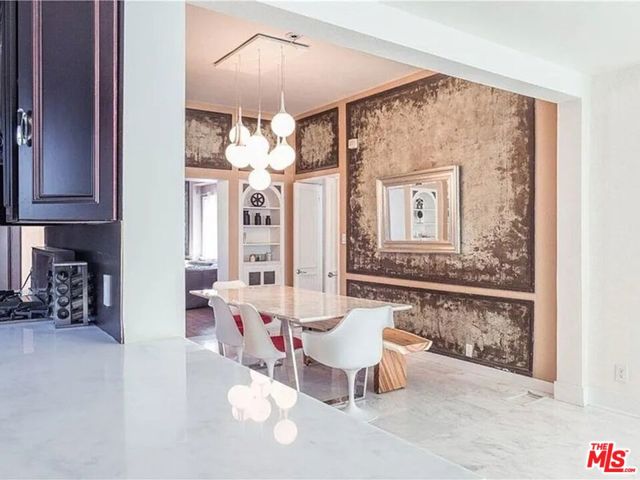 2633 N Commonwealth Avenue, Los Angeles CA: https://media.crmls.org/mediaz/adf0e906-92ec-4d78-81c2-3f2aba069753.jpg