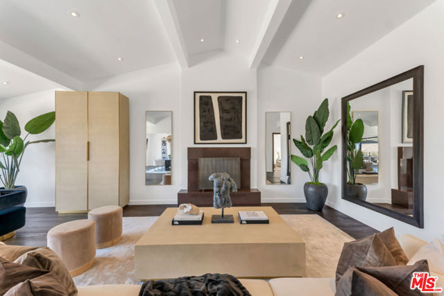 2960 LAKERIDGE Drive, Los Angeles CA: https://media.crmls.org/mediaz/adf26f45-e0f4-4699-86d6-61aacbe548a2.jpg