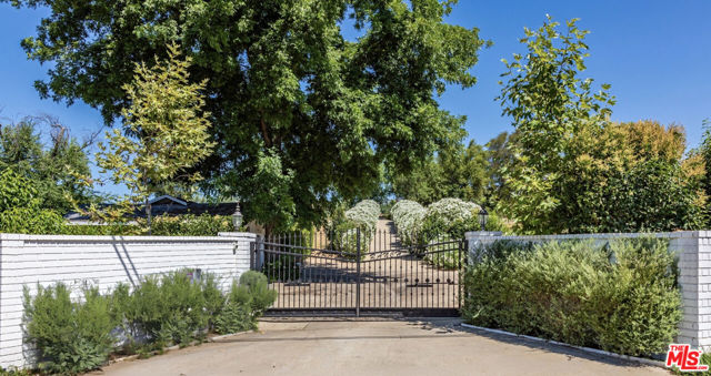10999 Ojai Santa Paula Road, Ojai CA: https://media.crmls.org/mediaz/adf304a0-1257-462c-b9e8-7a1641c0911a.jpg