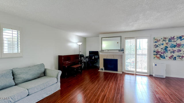 Detail Gallery Image 4 of 20 For 1745 Holly Dr #301,  Glendale,  CA 91206 - 3 Beds | 2 Baths