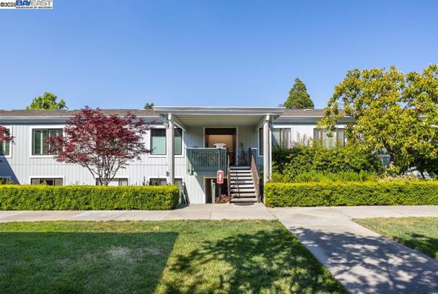 1233 Singingwood Ct, Walnut Creek CA: https://media.crmls.org/mediaz/adf4bcc2-6ed1-421a-bf02-463c79e0c443.jpg
