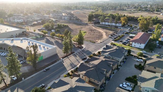 1 Roberston, Ramona CA: https://media.crmls.org/mediaz/adf52926-5557-435f-9b16-150b0fe063e4.jpg