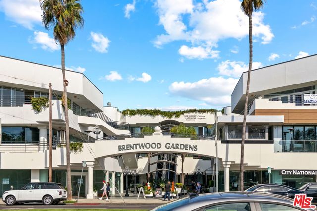 11645 Montana Avenue, Los Angeles CA: https://media.crmls.org/mediaz/adf6a354-5eb7-445c-9ebf-0709429a0f58.jpg