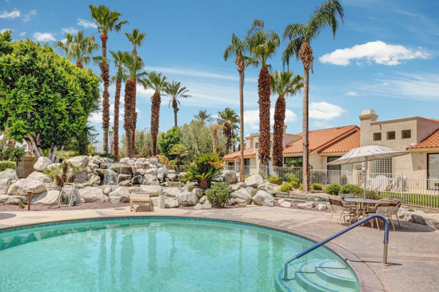 105 Brandigo Circle, Palm Desert CA: https://media.crmls.org/mediaz/adf6b127-854e-48ca-961d-15b7c86ab0ef.jpg