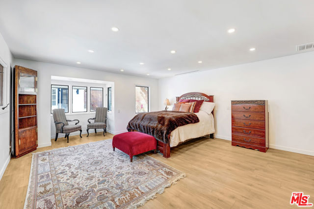 6409 Graves Avenue, Lake Balboa CA: https://media.crmls.org/mediaz/adf94861-fb69-4d7c-961d-91c7c9ccd173.jpg