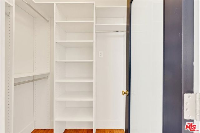 210 S Hamilton Drive, Beverly Hills CA: https://media.crmls.org/mediaz/adfae75e-0231-4fb3-a1ac-a663ecdb41ad.jpg