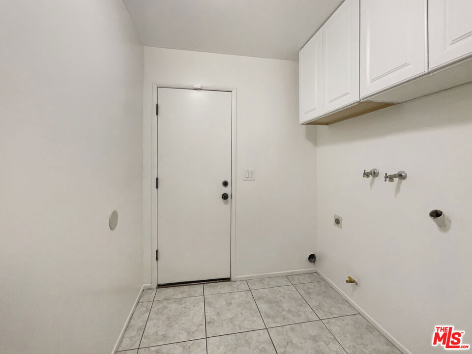 https://media.crmls.org/mediaz/adfd84b3-7491-4b2b-903e-b6e0be17330a.jpg?preset=X-Large