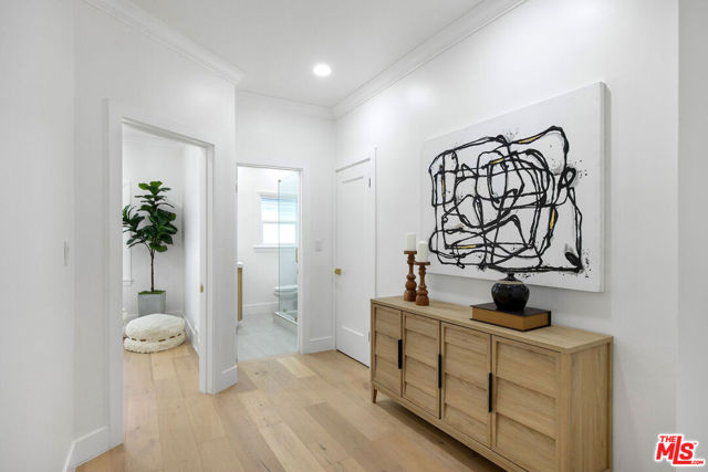 832 S Plymouth Boulevard, Los Angeles CA: https://media.crmls.org/mediaz/adfdefb8-934b-47d7-881a-d79c2ab180b6.jpg