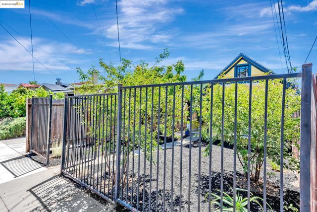 4801 Fairfax Ave, Oakland CA: https://media.crmls.org/mediaz/adfee090-df86-4ac1-922a-0d24b79a22ee.jpg