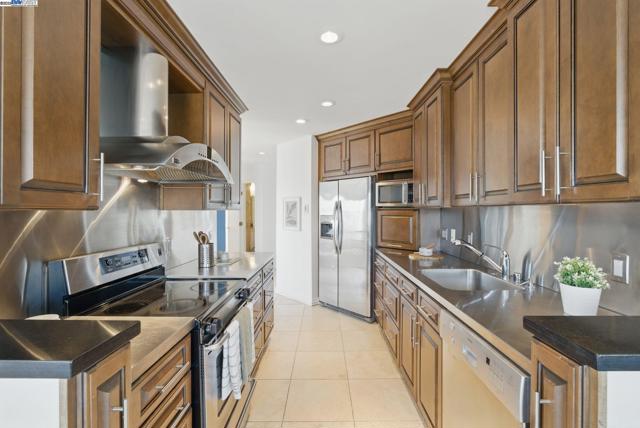 3 Commodore Dr, Emeryville CA: https://media.crmls.org/mediaz/adff48ab-5c4b-47d0-9a87-32b22ddb9bf3.jpg