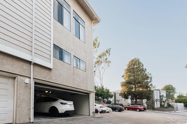 4652 Don Lorenzo Dr, Los Angeles CA: https://media.crmls.org/mediaz/ae003956-ef8f-41d6-b5f6-b08518211d84.jpg