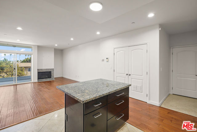 401 N Serrano Avenue, Los Angeles CA: https://media.crmls.org/mediaz/ae004db0-2b02-4761-9148-e62326c59dec.jpg
