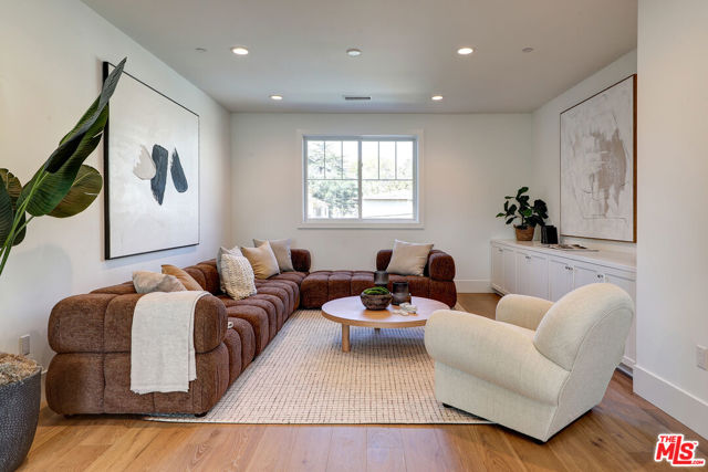 11729 Hartsook Street, Valley Village CA: https://media.crmls.org/mediaz/ae011e7b-eaa5-4edd-bf76-e43fdad024e4.jpg