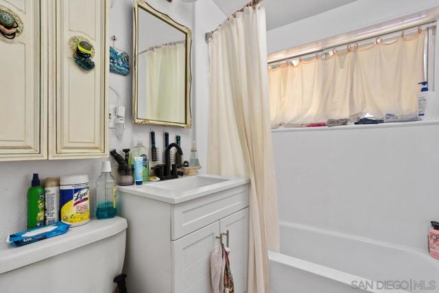 252 Santa Clara Dr, Vista CA: https://media.crmls.org/mediaz/ae021754-05a9-4497-82fc-c7d43b5aa68a.jpg
