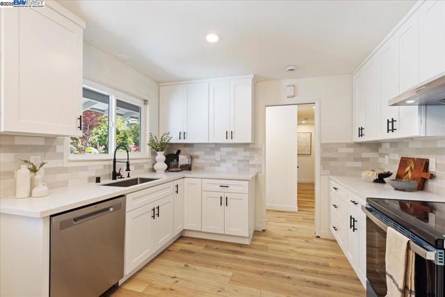 21 Muth Dr, Orinda CA: https://media.crmls.org/mediaz/ae02e875-9006-4f2f-8546-d86005f819d4.jpg