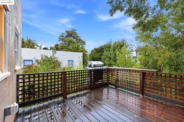 2430 27th Ave Unit D, Oakland CA: https://media.crmls.org/mediaz/ae03ff2c-5e77-49f0-a23d-464a5b4d62ce.jpg