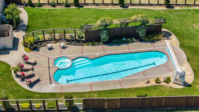 2525 Bridle Path Drive, Gilroy CA: https://media.crmls.org/mediaz/ae0532f5-673d-4f70-a5e1-66086f89b510.jpg