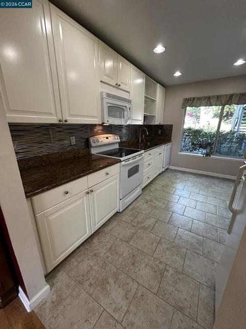 2055 Cactus Ct, Walnut Creek CA: https://media.crmls.org/mediaz/ae05ef7a-284a-4351-b3a7-905073e623b0.jpg