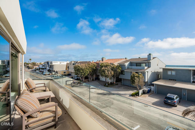 3300 Ocean Drive, Oxnard CA: https://media.crmls.org/mediaz/ae078405-c05b-4318-82ab-3b4cdcada321.jpg