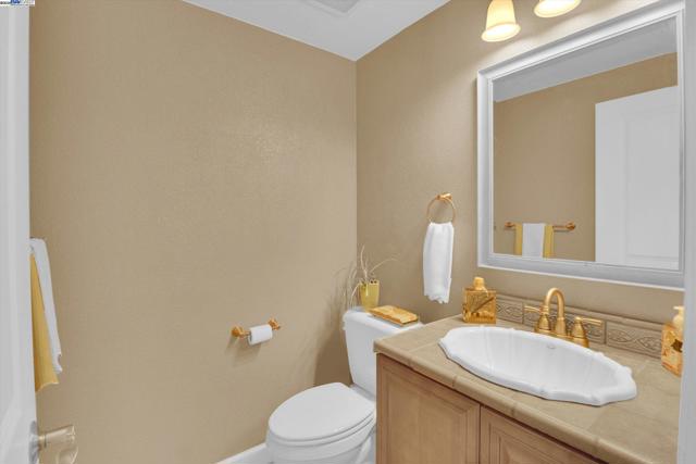 2277 Stillcreek Ct, Martinez CA: https://media.crmls.org/mediaz/ae0872ec-81c5-4cbc-8afb-14de32206d4f.jpg