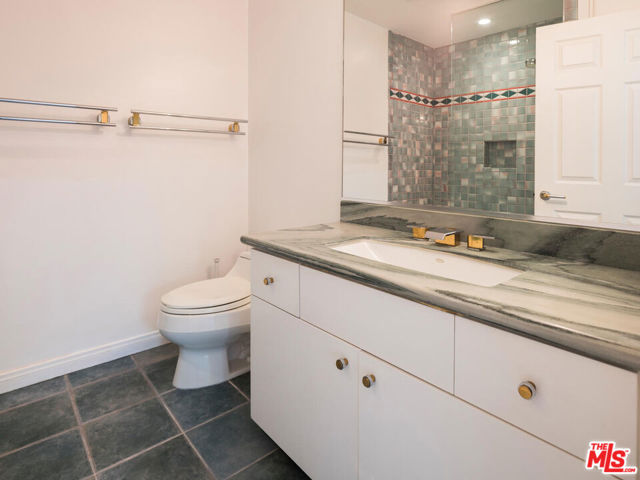 3023 BERKELEY Avenue, Los Angeles CA: https://media.crmls.org/mediaz/ae0916e5-c9e2-422a-8af1-720118d0d6d7.jpg