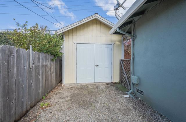 607 La Mesa Drive, Salinas CA: https://media.crmls.org/mediaz/ae0ab172-51fb-4741-ab4f-eb1b19060241.jpg