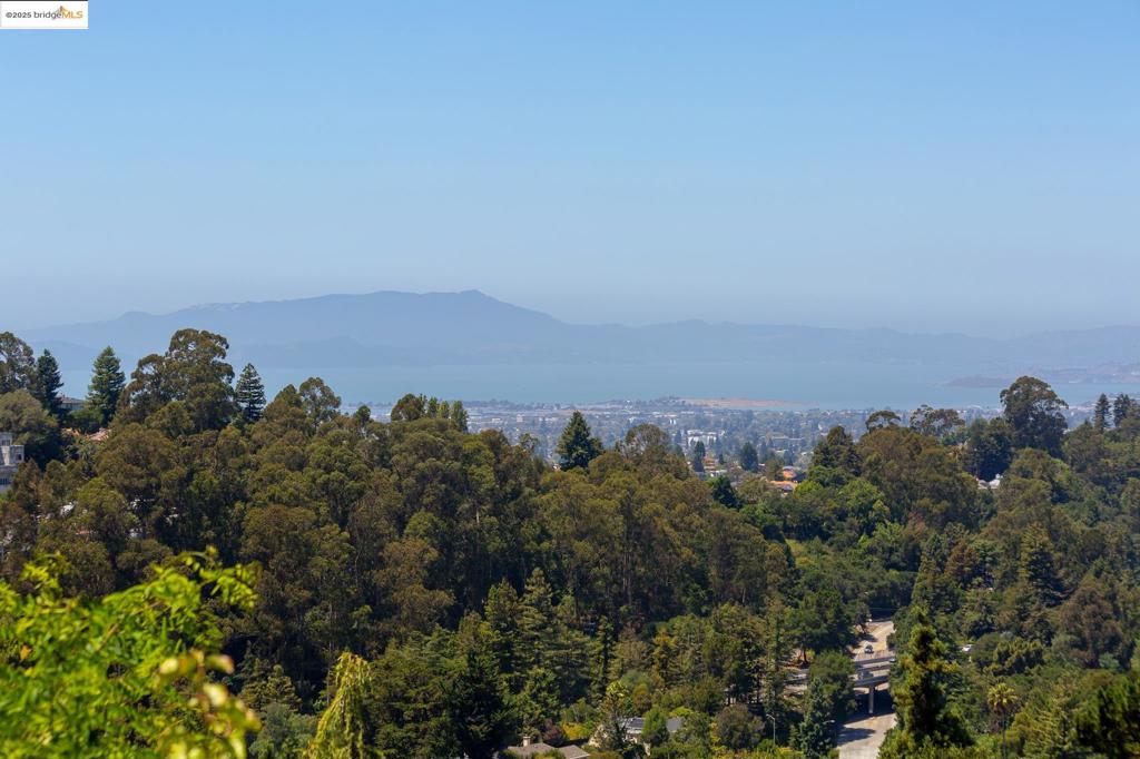 https://media.crmls.org/mediaz/ae0ad08f-aabc-43ea-9550-3e9a3007685e.jpg?preset=X-Large