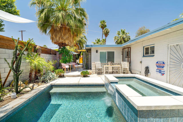 689 E Camino Parocela, Palm Springs CA: https://media.crmls.org/mediaz/ae0c3369-eb12-47c5-a029-806a126d0a16.jpg