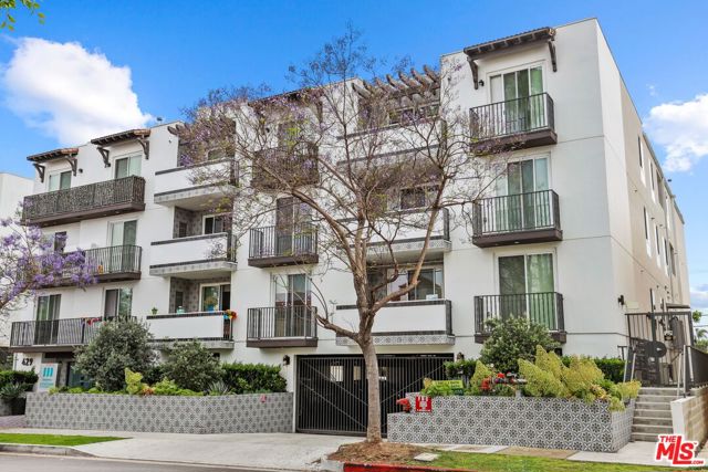 429 N Hayworth Avenue, Los Angeles CA: https://media.crmls.org/mediaz/ae0c7a78-103f-4b68-b9c9-692e850fcdbd.jpg