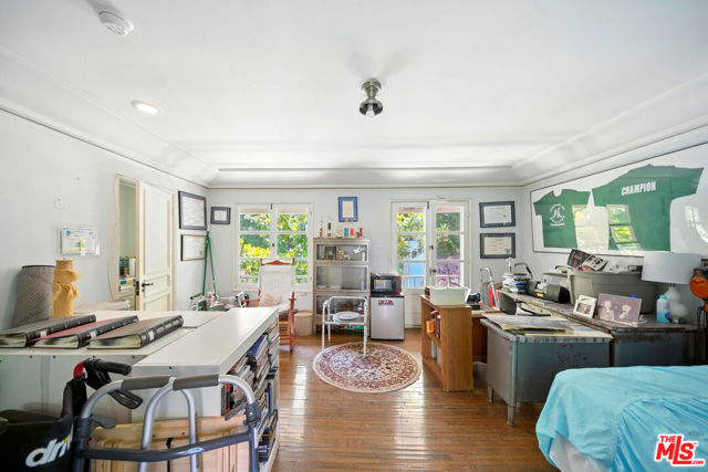 602 N Crescent Drive, Beverly Hills CA: https://media.crmls.org/mediaz/ae0cb4bd-8c16-4d08-9919-b44439bd8aba.jpg