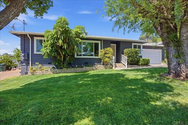 Detail Gallery Image 2 of 28 For 387 Girard Way, Vista,  CA 92084 - 3 Beds | 2 Baths