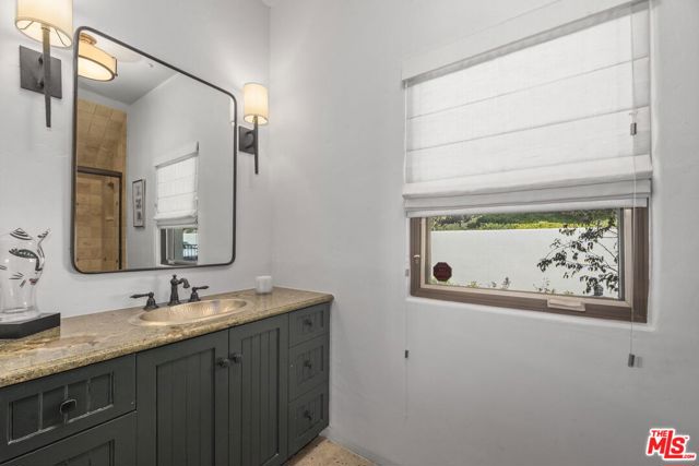 27355 Pacific Coast Highway, Malibu CA: https://media.crmls.org/mediaz/ae0ce67a-9395-4abe-80a9-b37a2ef7f27f.jpg