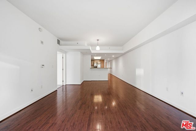 13700 Marina Pointe Drive, Marina del Rey CA: https://media.crmls.org/mediaz/ae0d2775-e13a-4ccd-b1af-9fb7a1b0bf21.jpg