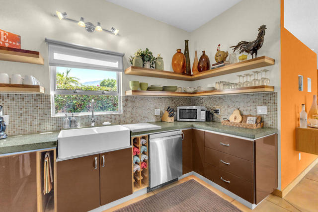 53945 Eisenhower Drive, La Quinta CA: https://media.crmls.org/mediaz/ae0e3bfb-e436-4891-8449-423c49a56d94.jpg