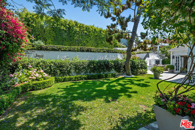 10428 Wyton Drive, Los Angeles CA: https://media.crmls.org/mediaz/ae0e9c16-00fa-49a2-be79-a045d7027e5b.jpg