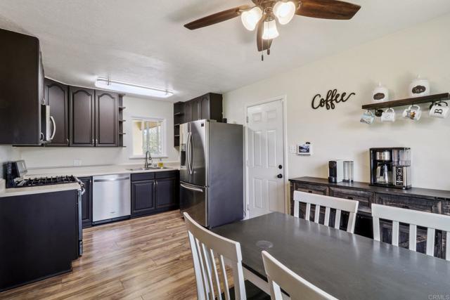 Detail Gallery Image 5 of 31 For 915 Crest View Rd, Vista,  CA 92081 - 3 Beds | 2 Baths
