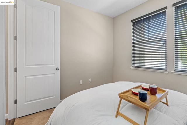 2218 Toscana Dr, Pittsburg CA: https://media.crmls.org/mediaz/ae0f804a-e436-41f3-93b7-da5a54fee445.jpg