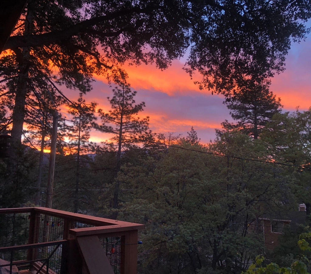 https://media.crmls.org/mediaz/ae0f988c-2760-4267-a685-a93a020f33a5.jpg?preset=X-Large