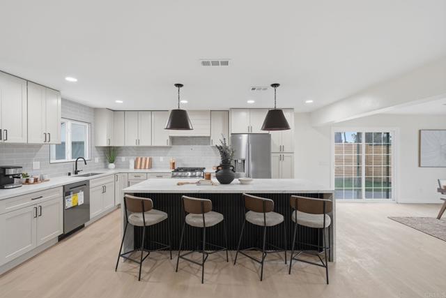 Detail Gallery Image 12 of 35 For 3296 via Bartolo, San Diego,  CA 92111 - 4 Beds | 3 Baths