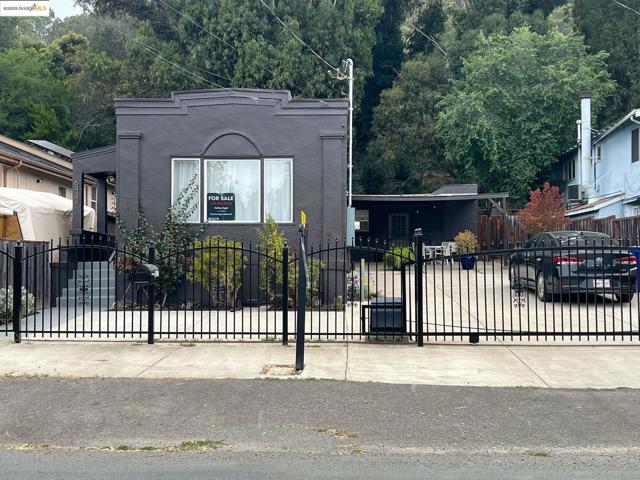 6432 Sunnymere, Oakland CA: https://media.crmls.org/mediaz/ae128cff-5d8e-475e-a8a8-6664804d05f5.jpg